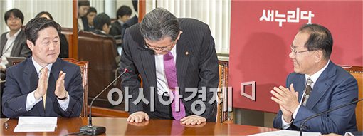 [포토]박수 받는 이한구 원내대표