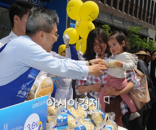 [포토]쑥쑥 자라나는 우리 아이 위해 '콩나물 통장' 준비하세요