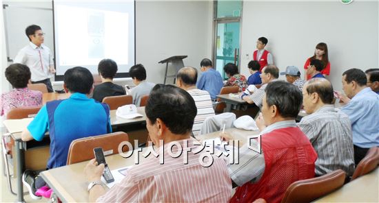 KT-IT 서포터즈, 순천노인종합복지관에서 스마트폰 무료 교육 