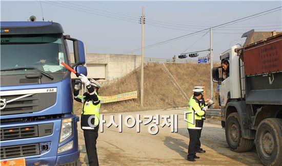 함평경찰, 대형 화물차량 교통법규 준수 활동 펼쳐