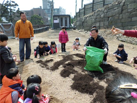 성북구 내 10개 어린이집, 유치원에 다니는 어린이 200명으로 구성된 텃밭네트워크를 출범시켰다.
