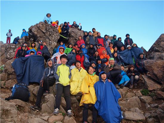 ▲걷기의 마지막, 지리산 천왕봉에서 일출을 보며 환하게 웃고 있는 학생들.