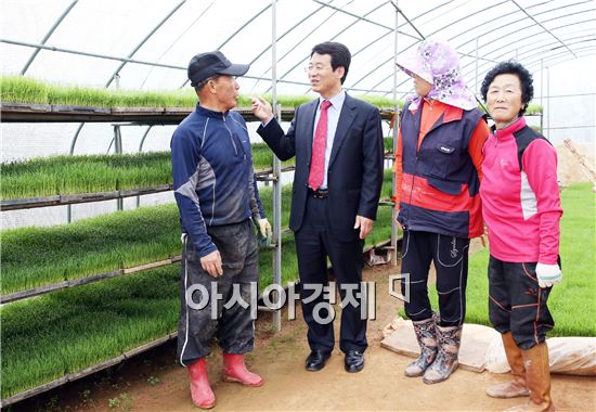 영농철 맞아 영농현장 방문에 나선 강진원 강진군수 ‘눈길’