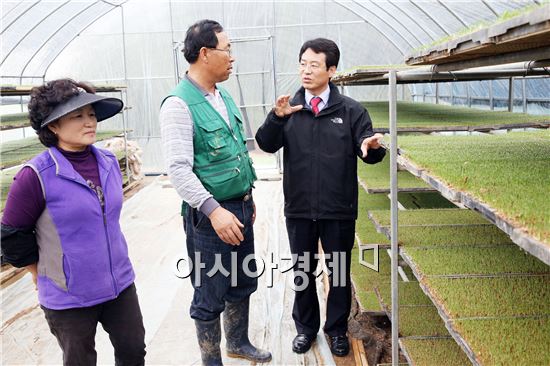 영농철 맞아 영농현장 방문에 나선 강진원 강진군수 ‘눈길’