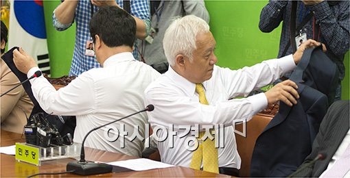 [포토]옷 벗는 김한길 민주당 대표