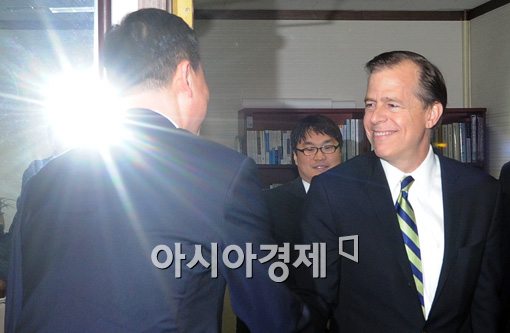 [포토]통일부 방문한 글린 데이비스 대북정책 특별대표 