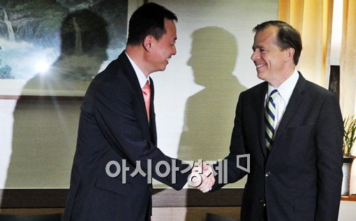 [포토]악수하는 한-미, 그 속내는