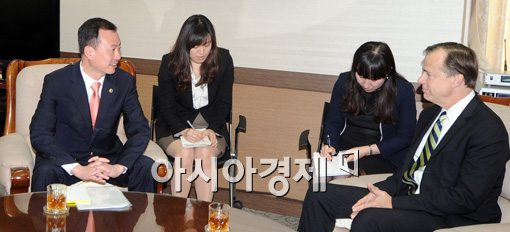 [포토]대화 나누는 김남식 차관-데이비스 대북정책 대표