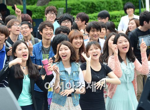 [포토]축제가 즐거운 청춘들 