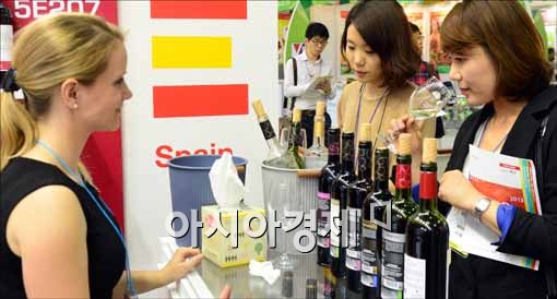 [포토]스페인산 와인 맛보는 국내 바이어들