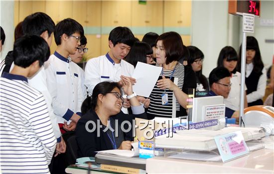 [포토]장래희망 공무원 학생 대상 민원발급 체험