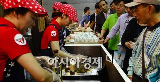 [포토]미국산 쇠고기 시식하려는 시민들