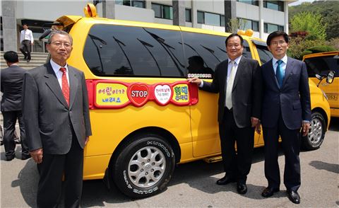 현대차, 경기도 어린이 통학버스에 승하차 보호기 1500개 기증
