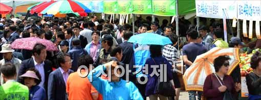 [포토]팔도 농축산물 직거래 큰 장터 찾은 시민들