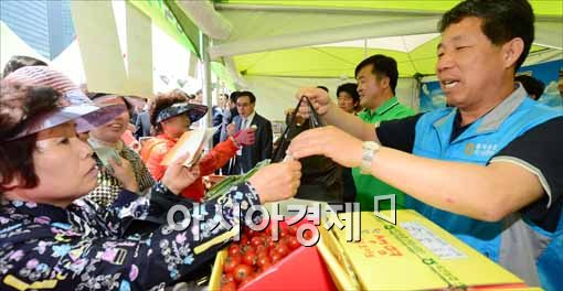 [포토]농산물 구매하는 시민들
