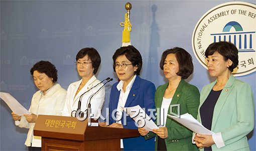 [포토]윤창중 관련 기자회견 갖는 민주당 여성위원들