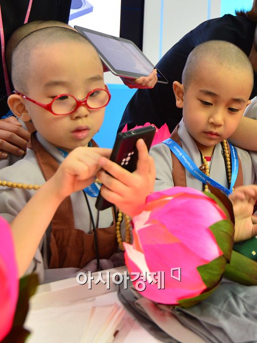 [포토]디지털에 쏙 빠진 동자승 