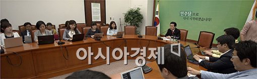 [포토]전병헌 신임 원내대표, 기자간담회