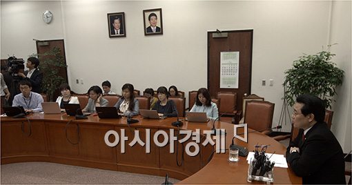 [포토]기자간담회 갖는 전병헌 신임 원내대표