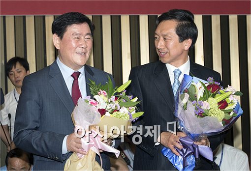 [포토]미소 짓는 최경환·김기현 새누리당 신임 원내지도부