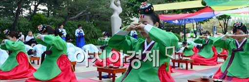 [포토]절 하는 청소년들
