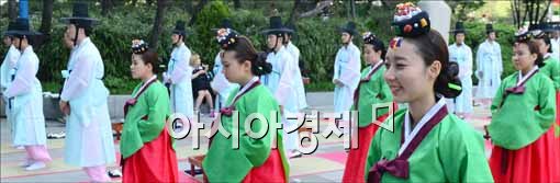 [포토]곱게 차려입은 전통의상과 함께