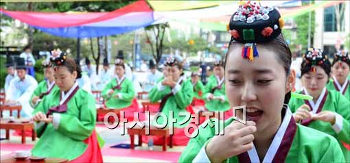 [포토]성년식 갖는 청소년들