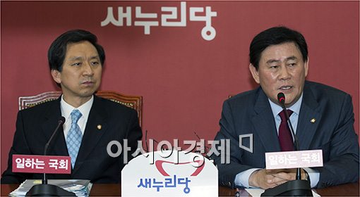 [포토]기자간담회 갖는 최경환 신임 원내대표