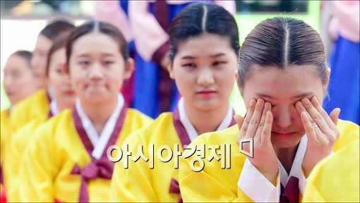 [포토]'전통 성년식은 피곤해'