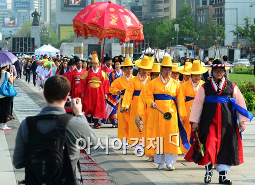 [포토]외국인도 사로잡은 어가행렬 