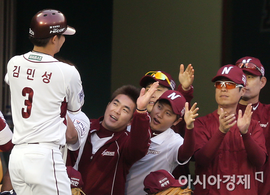 [포토] 홈인하는 김민성 '대량득점 가자!'