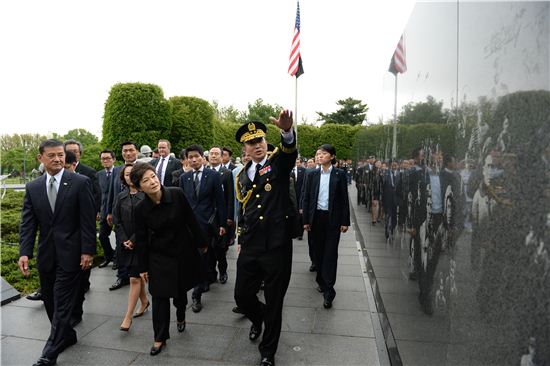 [방미미공개사진]한국전 참전기념비를 살피는 朴대통령