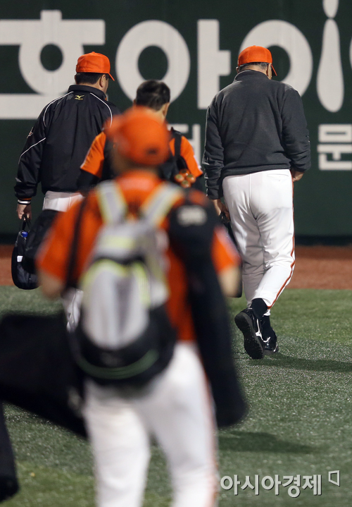 [포토] 김응용 감독 '쓸쓸하고 씁쓸한 퇴장'