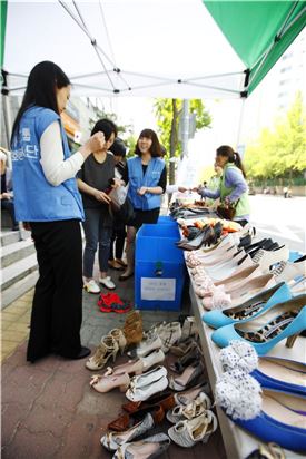 아주그룹 임직원들이 15일 서울 서초구립 반포종합사회복지관에서 열린 나눔 바자회 ‘사랑향기축제’에서 기부물품을 직접 판매하며 자원봉사활동을 전개하고 있다. 아주 임직원들이 물품 기부에서부터 판매 자원봉사까지 직접 참여해 나눔활동의 의미를 더했다. 