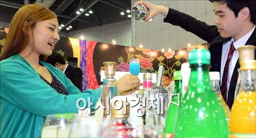 [포토]파란빛깔 전통주 칵테일