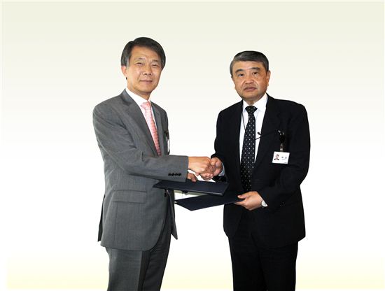 김종훈 한미글로벌 회장(왼쪽)과 나카모토 카주오 해외사업총괄책임자(오른쪽)가 업무협약 체결 후 기념촬영하고 있다.