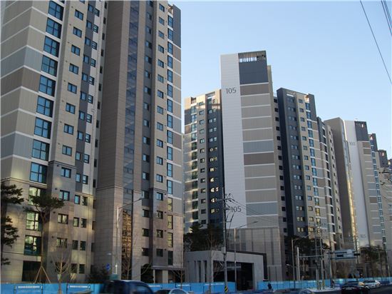 최근 입주한 강남의 한 재건축 아파트 단지. 10억이 넘는 고가에다 4.1 대책의 수혜에서 제외되면서 중대형 평형의 시세가 분양가를 밑돌고 있다. 