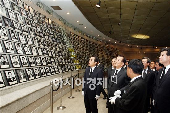 [포토]국립 5·18 민주묘지 유영봉안소 참배하는 박준영 전남지사