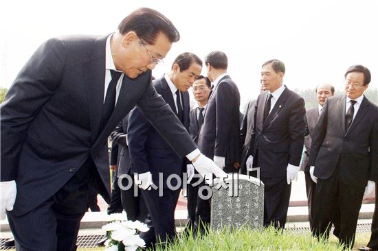 [포토]국립 5·18 민주묘지 둘러보는 박준영 전남지사
