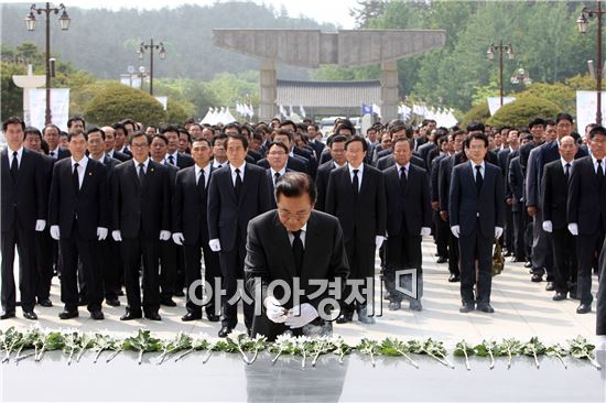 [포토]국립 5·18 민주묘지 참배하는 전남도청 공무원