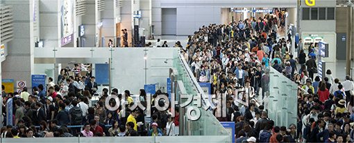 [포토]황금연휴시작, 북적이는 인천공항
