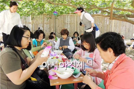 [포토]연등 만드는 체험하는 불자들 