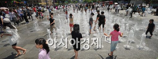 바닥분수서 뛰어놀던 아이가 감기증세? 알고보니 '눈병'