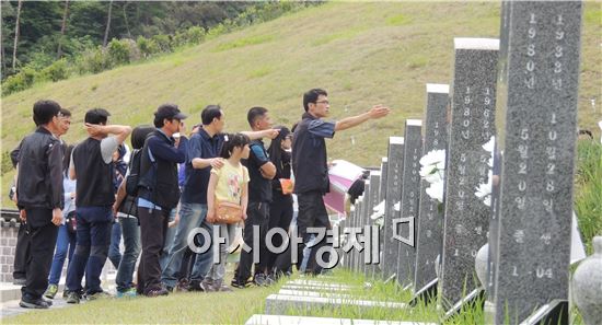 [포토]5월 영령들의 넋 기리는 추모객들