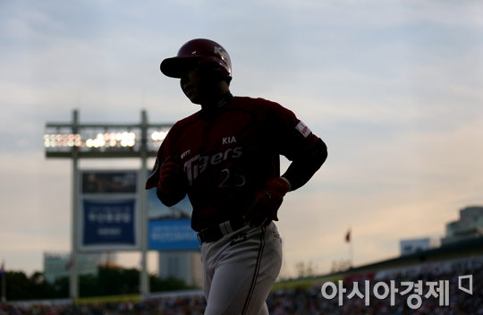 [포토] 이범호 '노을빛 받으며 홈인'