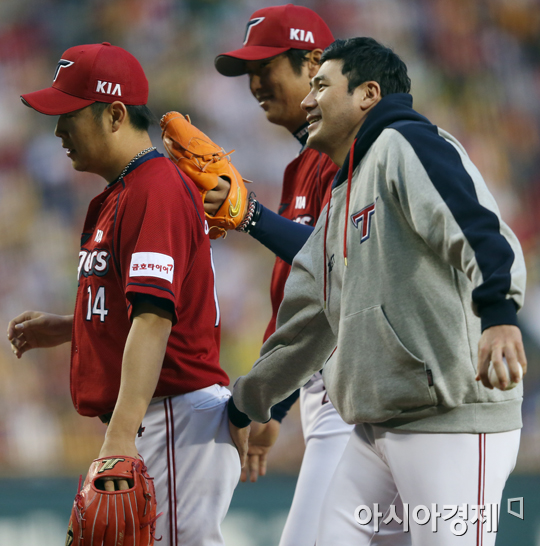 [포토] 서재응 '송은범 잘 막았어!'