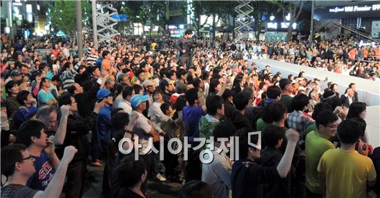 [포토]‘오월 광주' ~'임을 위한 행진곡' 부르며 전야제 절정