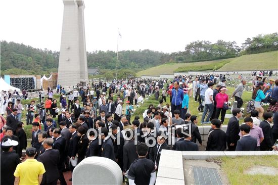 [포토]5·18민주묘지 추모인파 절정