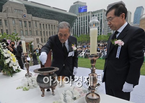 [포토]헌화하는 박석무 행사위원장과 박원순 서울시장 