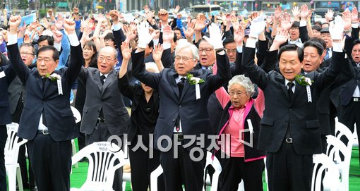 [포토]서울광장에 울려 퍼지는 만세삼창 